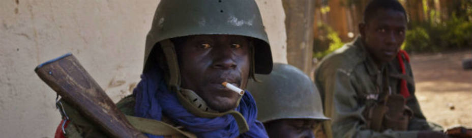 Soldados malienses fuman un cigarro entre combates. REUTERS