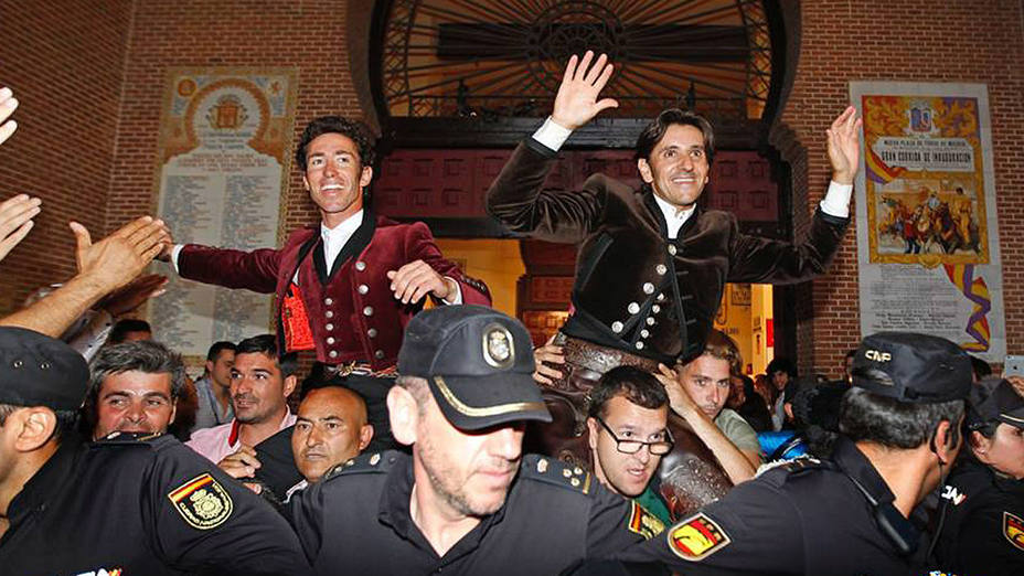 Leonardo Hernández y Diego Ventura en su salida a hombros de la plaza de Las Ventas