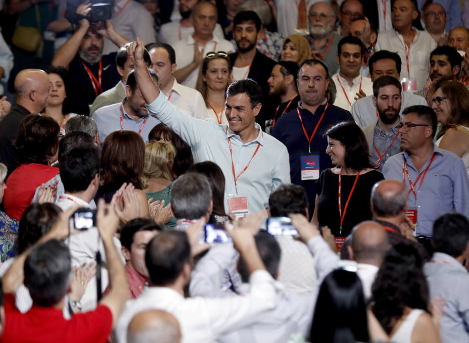 Sánchez recibido en el Congreso al grito de presidente, presidente
