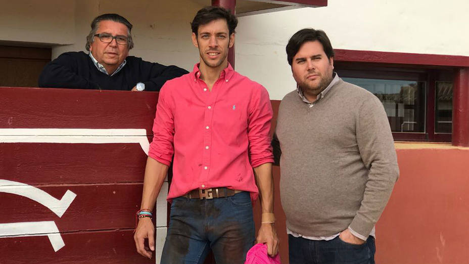 Rodríguez Vélez, Antonio Nazaré y Mario Hidalgo tras cerrar su acuerdo de apoderamiento