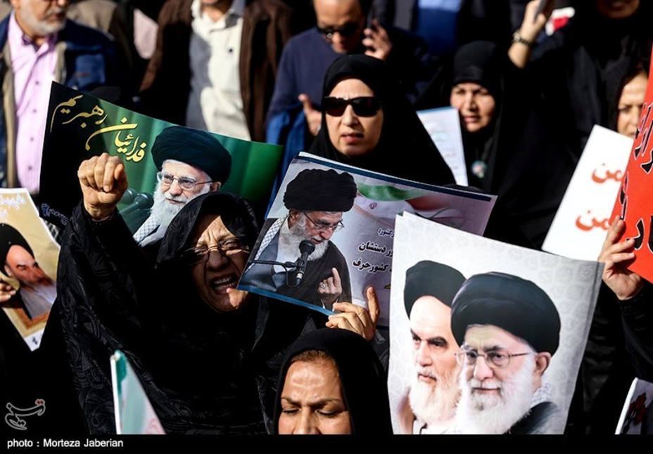 Manifestación de apoyo al Gobierno iraí en las calles de Teherán. REUTERS slogans as she takes part in pro-government rallies, Iran