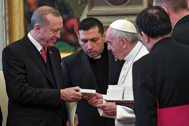 Francisco intercambia regalos con el presidente turco, Recep Tayyip Erdogan. EFE