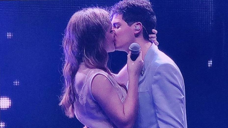 El sentido beso de Almaia en el concierto de OT en Madrid