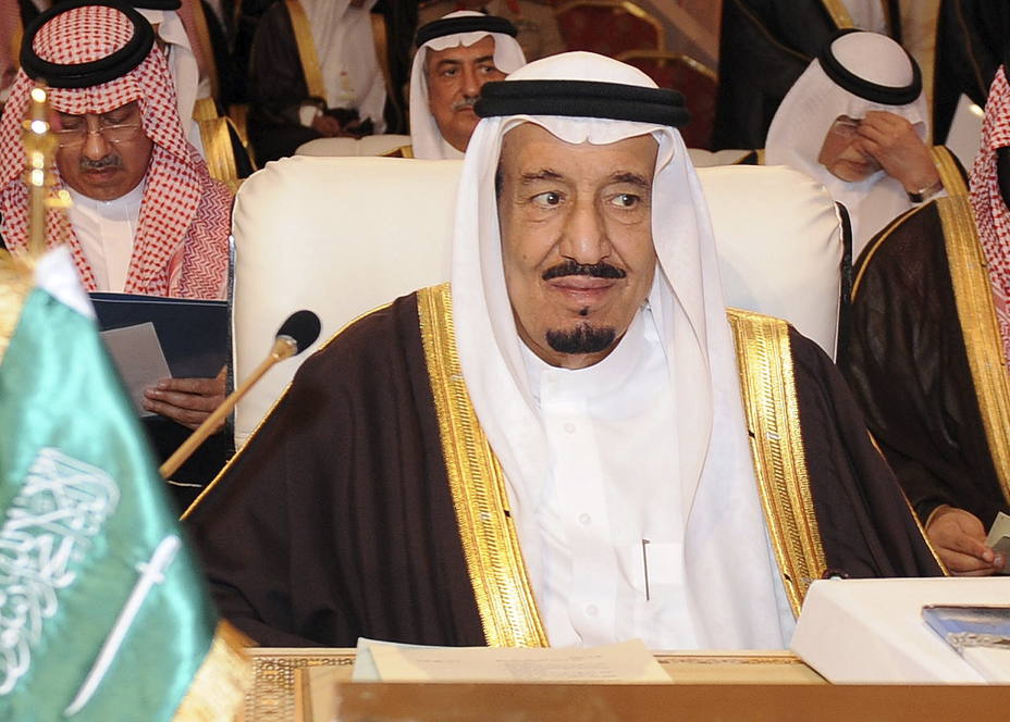 El rey saudí destituye a un alto cargo por permitir a los artistas llevar ropa ajustada
