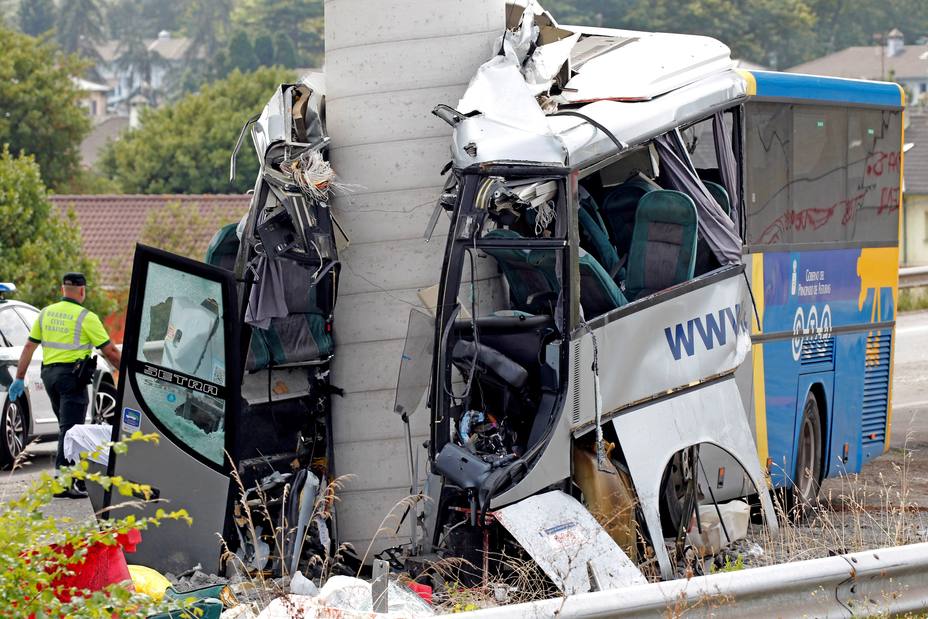 Al menos cuatro muertos al chocar un autobús con un pilar en Avilés