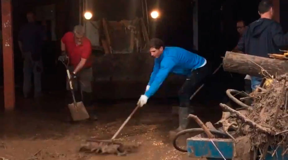Rafa Nadal ayuda en las tareas de limpieza tras las inundaciones en Mallorca