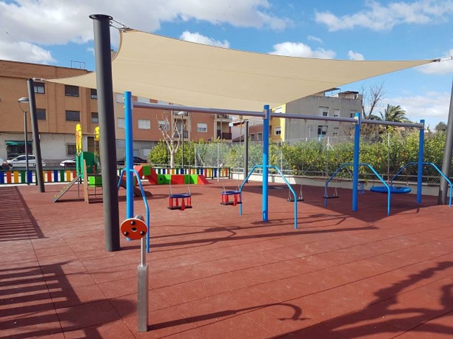 Parques y Jardines trabaja para que las áreas de juegos infantiles de barrios y pedanías tengan sombra