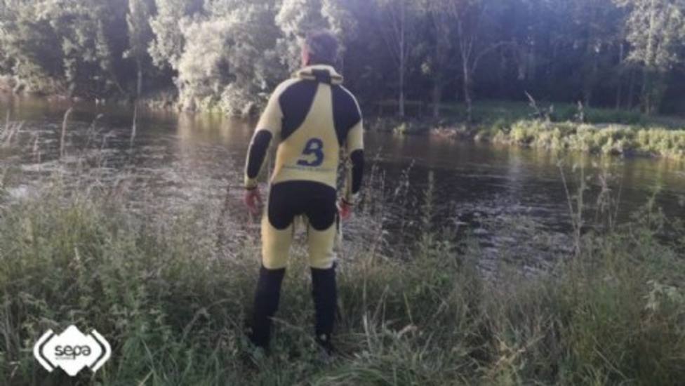 Buscan a un joven desaparecido mientras se bañaba en el río Nalón