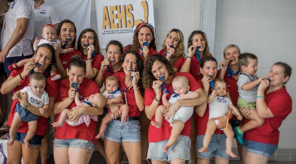 Las deportistas españolas de Hockey Subacuático, que viajaron al europeo con sus bebés, vuelven con el bronce