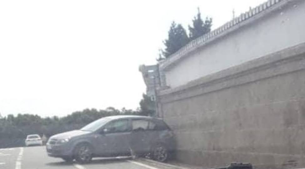 El vehículo acabó empotrado contra el cementerio de As Neves - FOTO: Tráfico Ferrolterra