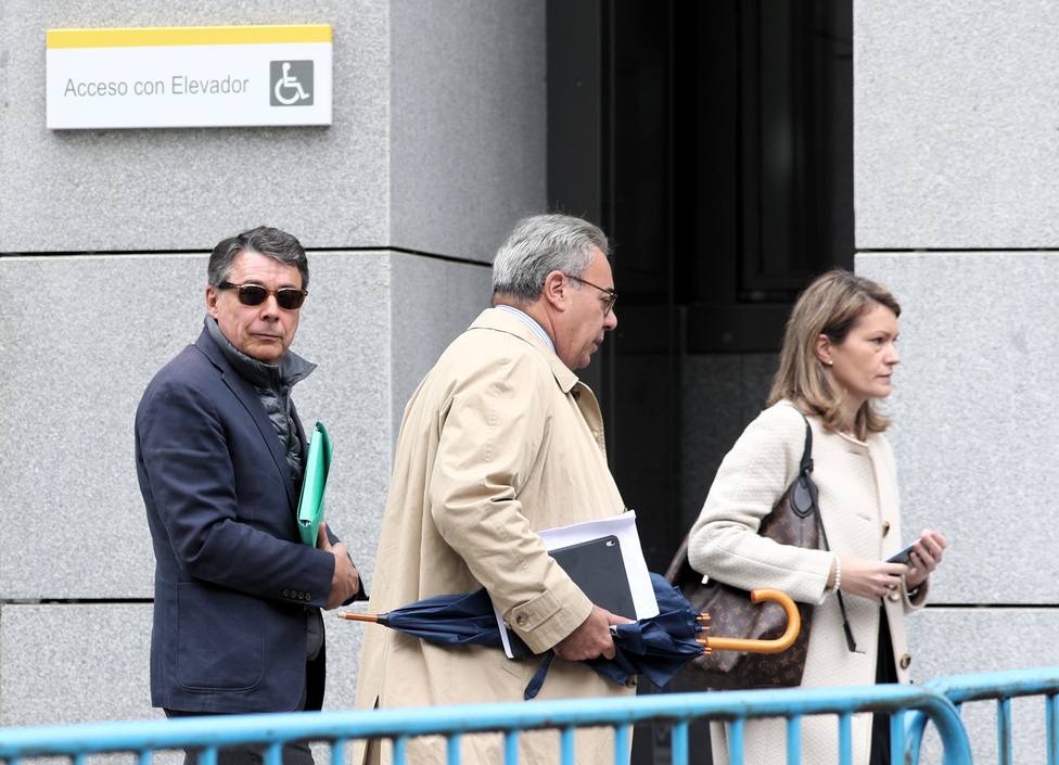 El expresidente madrileÃ±o Ignacio GonzÃ¡lez y su abogado Esteban Maestre salen de la Audiencia Nacional tras testificar el primero en relaciÃ³n a la presunta financiaciÃ³n ilegal del PP en el caso PÃºnica, en Madrid (EspaÃ±a), a 17 de octubre