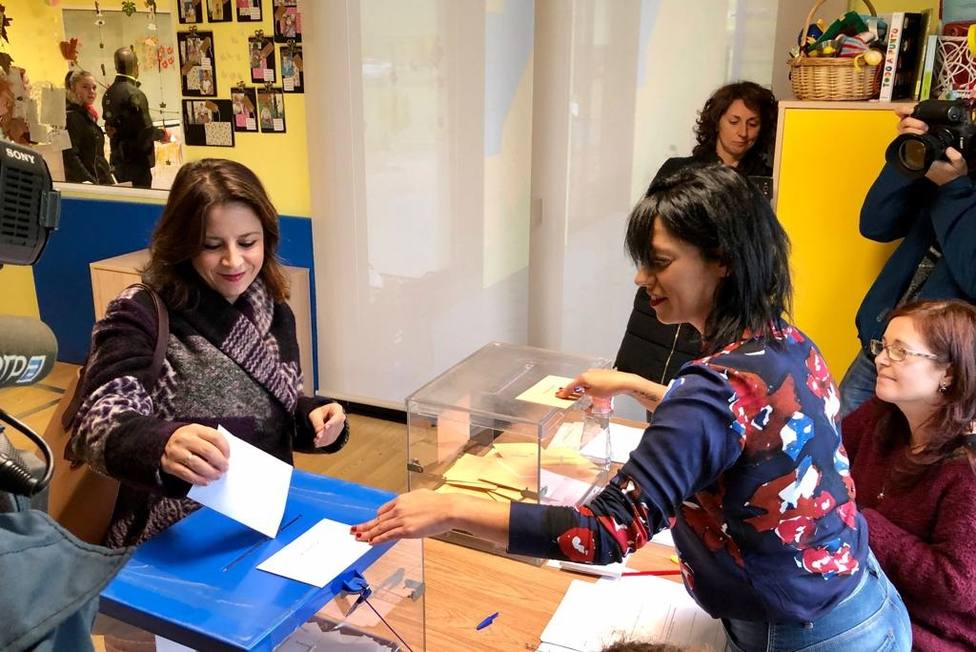 Lastra (PSOE) anima a la participación: La democracia se defiende votando