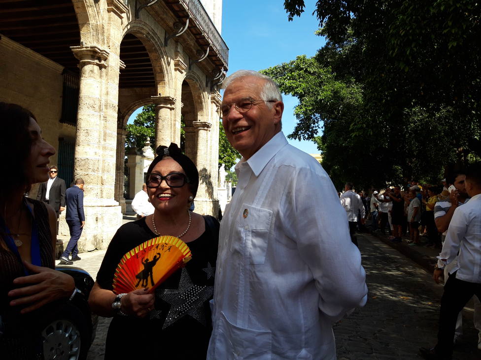 El ministro de Exteriores, en funciones, acompaña a los Reyes en su viaje a Cuba