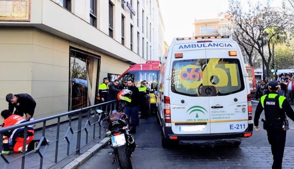 Diez heridos al colisionar un microbús contra una tienda de moda en la Plaza del Duque de Sevilla