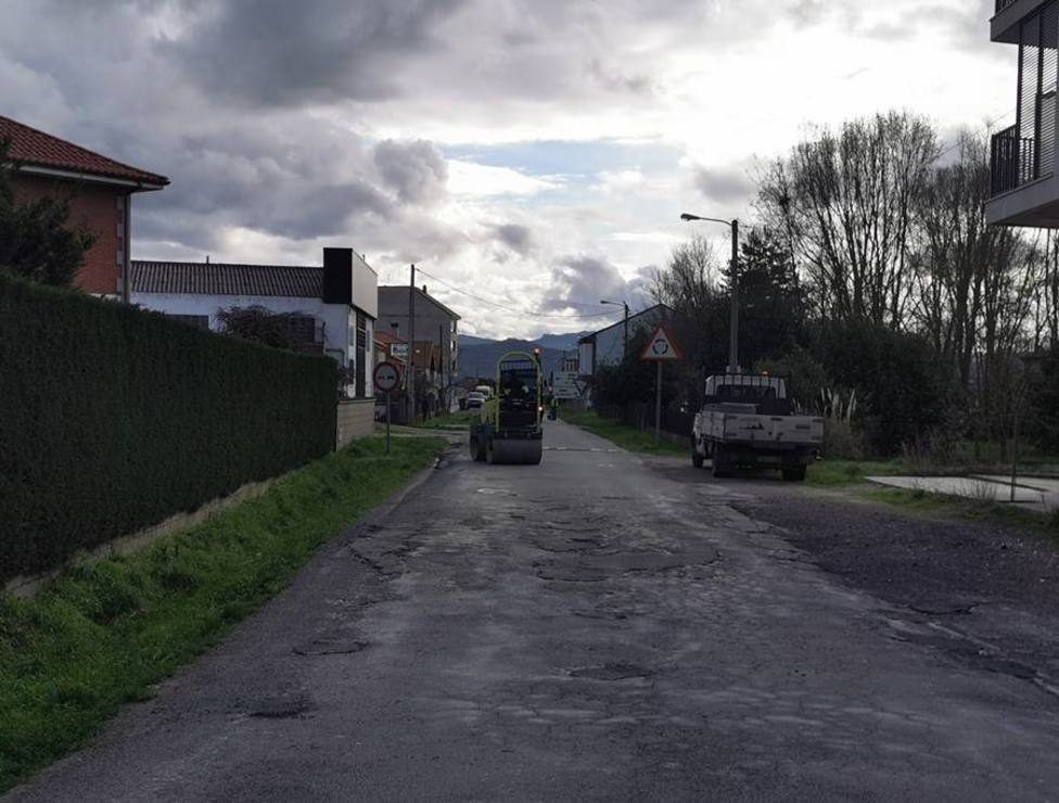 La brigada de Obras del ayuntamiento de Xinzo trabaja en una de las calles más deterioradas del casco urbano.