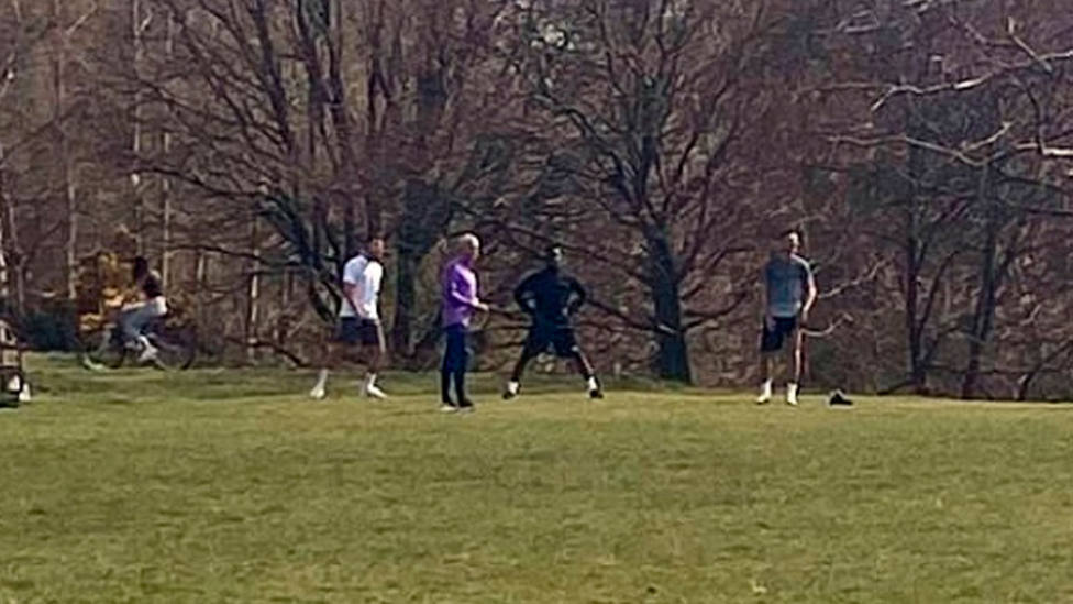 Mourinho, junto a tres jugadores del Tottenham entrenando en un parque