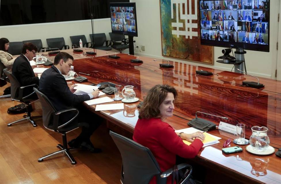 El presidente del Gobierno, Pedro Sánchez , mantiene una videoconferencia con los presidentes autonómico