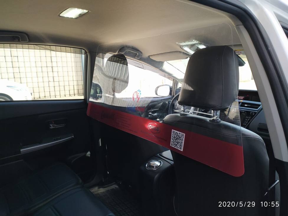 Los taxistas de Autacor instalan en sus vehículos mamparas de protección