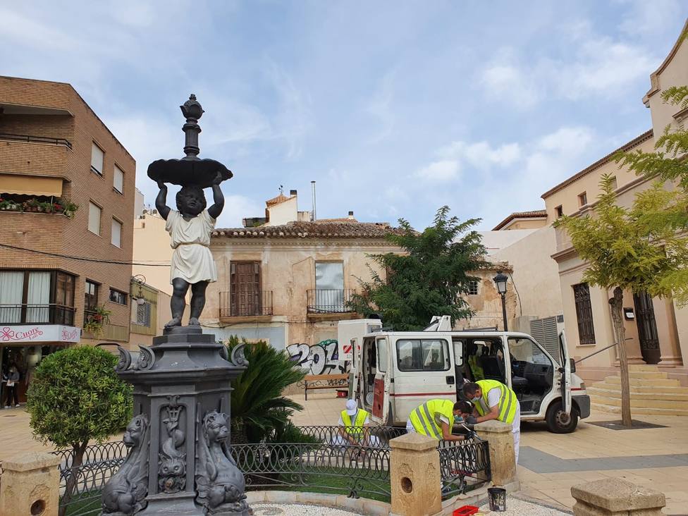 El Ayuntamiento de Lorca lleva a cabo trabajos de mejora en la Plaza del Negrito