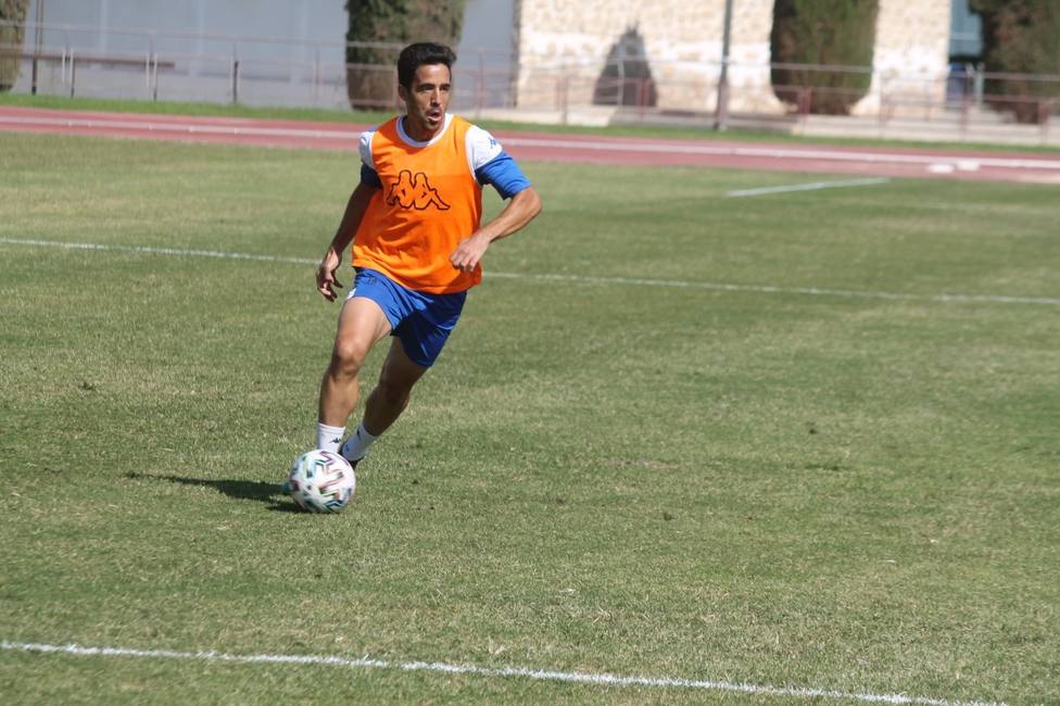 El atacante Pedro Sánchez conduce el balón en el último entrenamiento del Hércules (HCF)