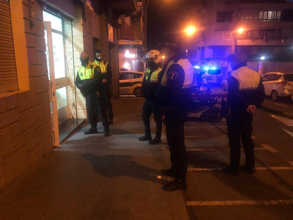 La Policía Local de Alicante sanciona a propietarios y clientes de dos bares abiertos fuera del horario