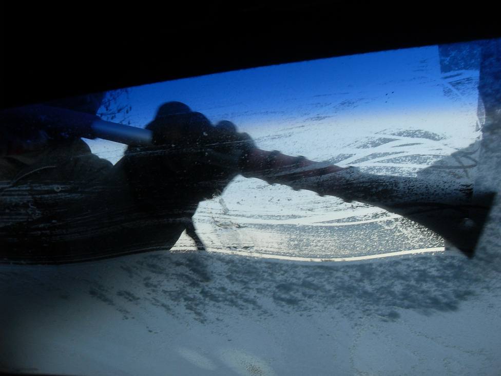 El truco más eficaz para eliminar el hielo del cristal de tu coche
