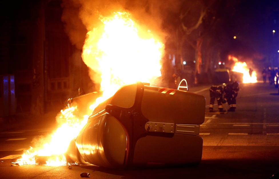 Varios manifestantes queman contenedores y lanzan objetos en Terrassa por la detención de Pablo Hasél