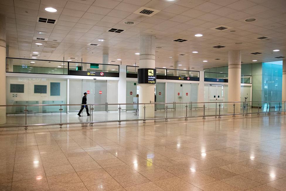 Un pasajero por las instalaciones del Aeropuerto del Prat - Xavier Bonilla - Europa Press - Archivo