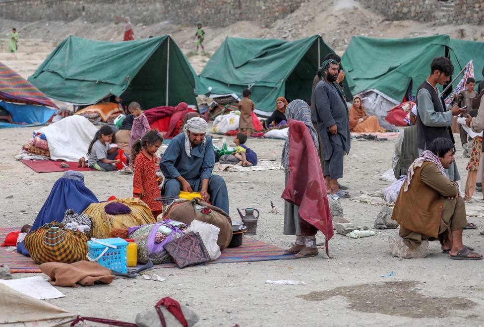 Desplazados afganos refugiados en parques de Kabul