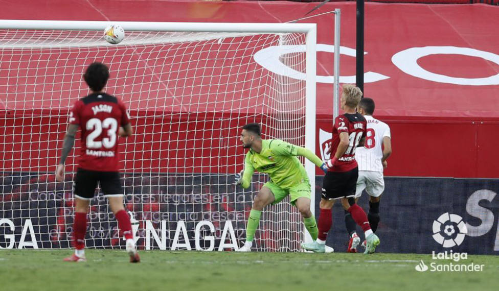 El meta Mamardashvili falló en los tres goles del Sevilla FC