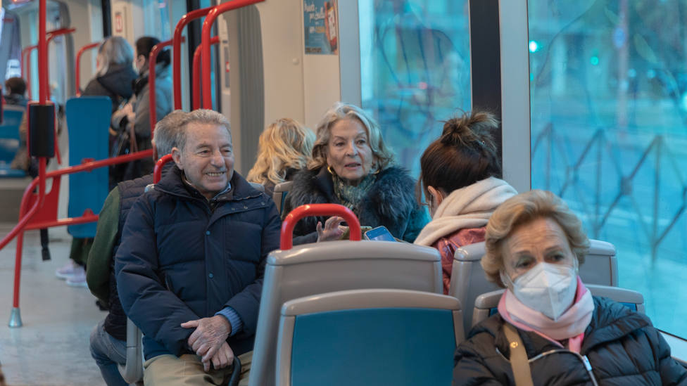 Primer dí­a sin mascarillas en el transporte público en Andalucía