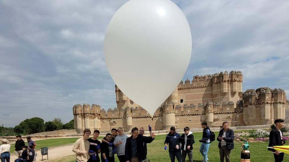 La Comunidad de Madrid lanza en globo a su primer astronauta de cartón dentro de los proyectos STEM aeroespaciales