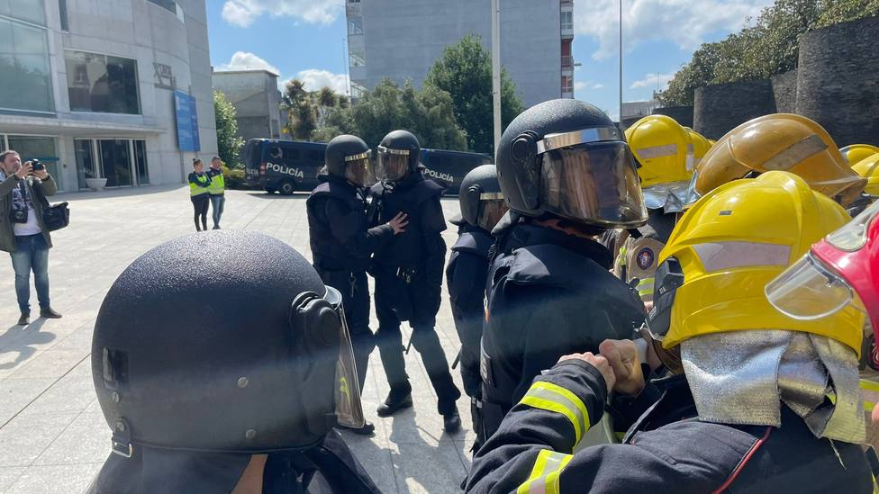 Protesta de los Bomberos del consorcio ante la Xunta de Galicia en Lugo