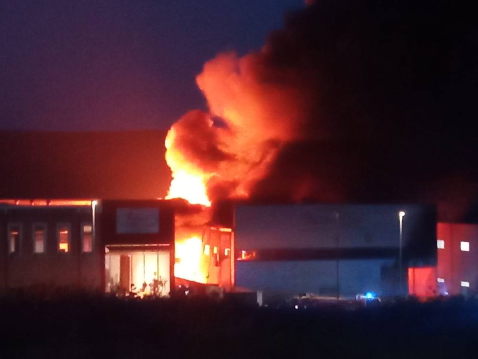 Un gran incendio devora por completo una fábrica de aceites en Lucena