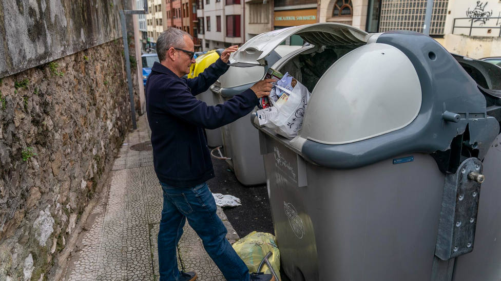 Una vecina de Madrid baja a tirar la basura y no da crédito a lo que alguien ha dejado en el portal