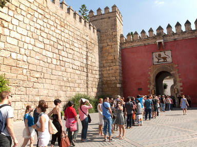 Línea de turistas haciendo cola para entrar al Alcázar de Sevilla, España