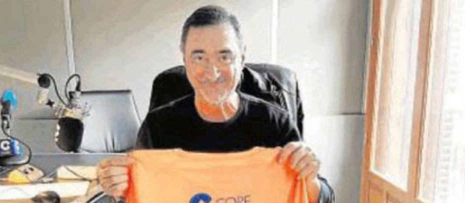 Carlos en el estudio de COPE Sevilla con la camiseta de la carrera de las empresas. Foto ABC
