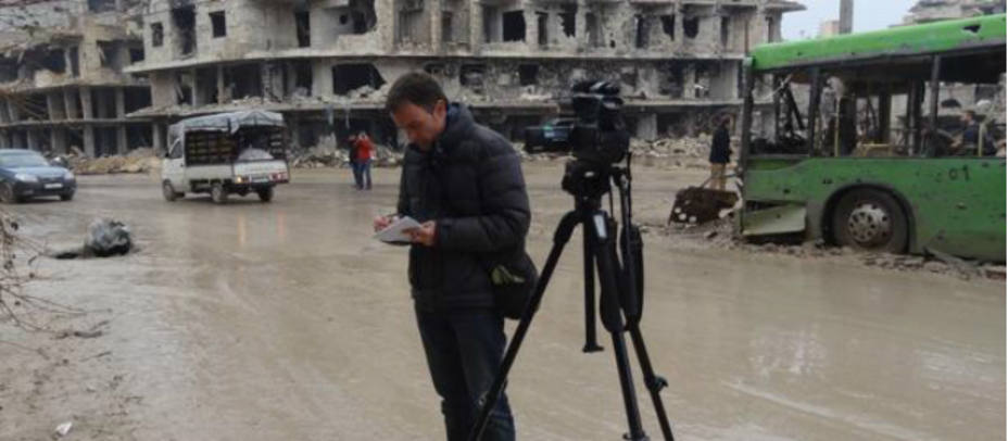 Mikel Ayestaran, preparando una crónica desde Alepo.