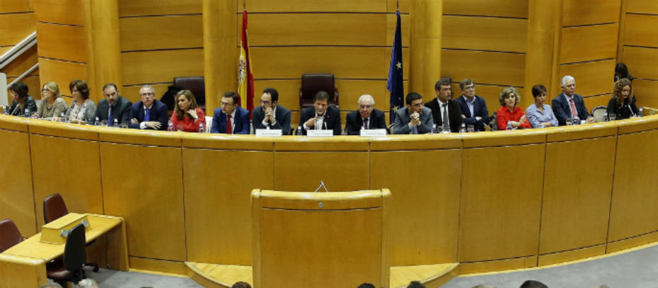 El presidente de la gestora del PSOE, Javier Fernández (c), preside la reunión que diputados y senadores socialistas han celebrado este martes en el Senado. EFE