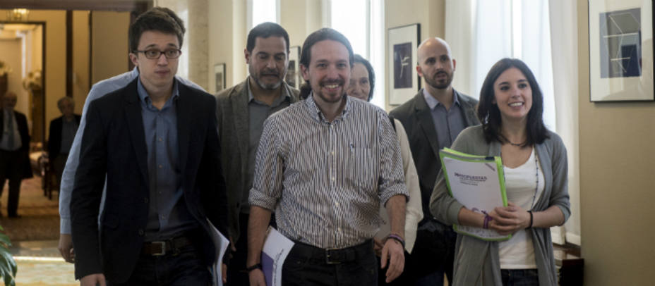 El equipo de negociación de Podemos llegando a la reunión mantenida en el Congreso este jueves. Podemos