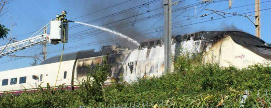Bomberos extinguiendo el incendio del AVE. @SNCF
