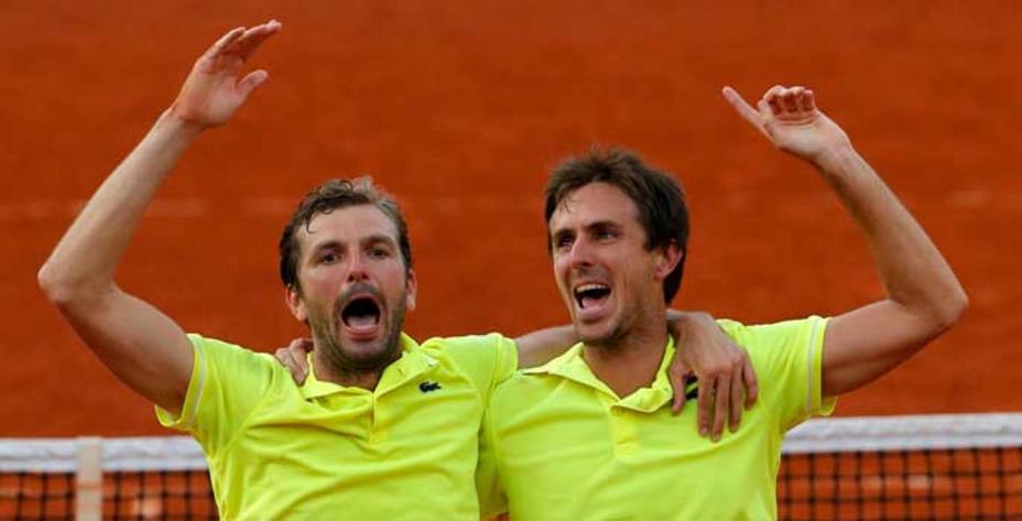 La pareja francesa celebra la victoria en dobles. (Reuters)