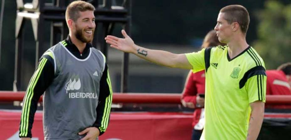 Torres entrena con Sergio Ramos. (Reuters)