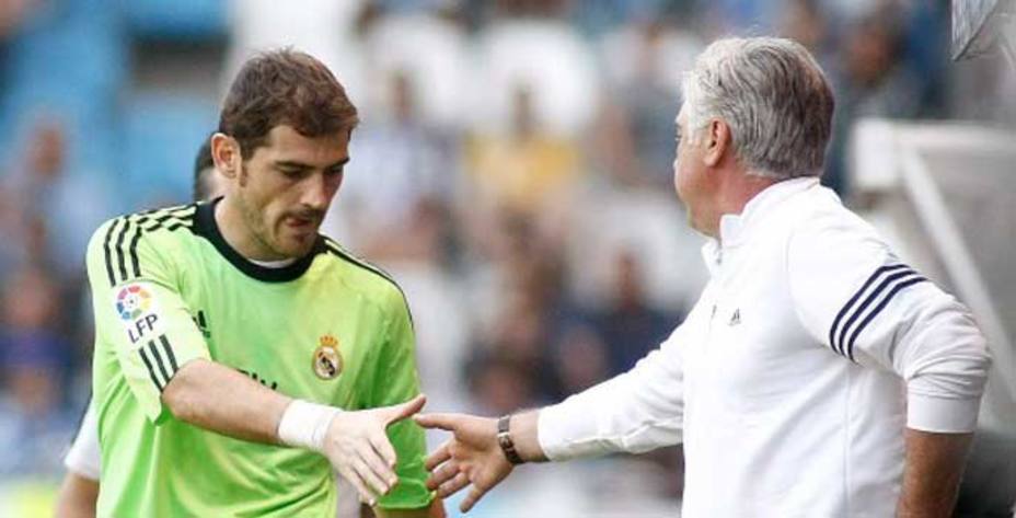 Ancelotti, junto a Iker Casillas.