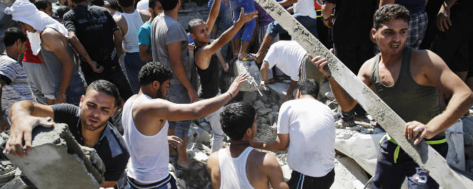 Palestinos retiran escombros en el campo de refugiados de Shati, Gaza (REUTERS)