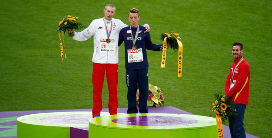 Imagen del polémico podio de Campeonato de Europa de 3.000 m obstáculos. REUTERS