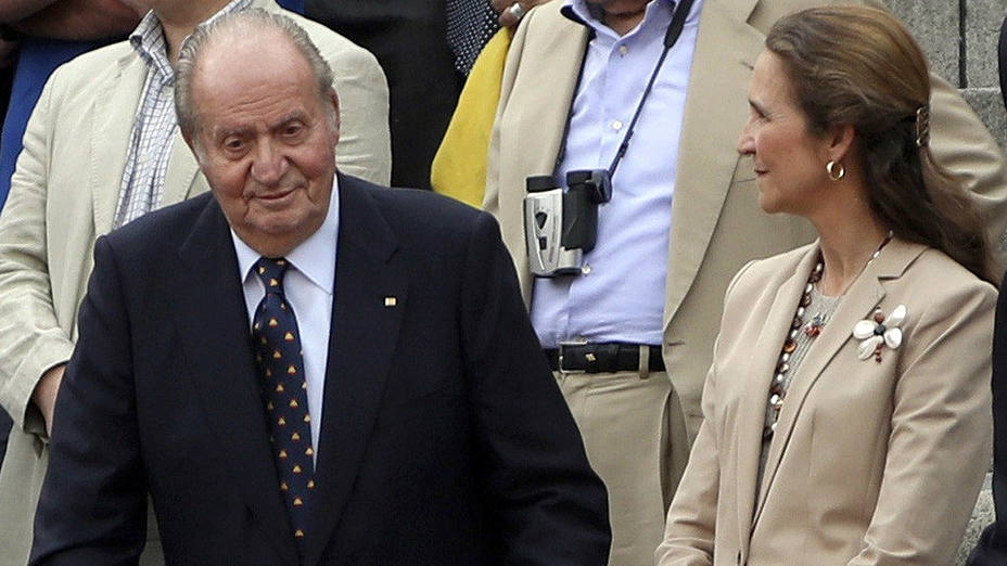 El Rey Juan Carlos junto a la infanta Elena en la plaza de toros de Las Ventas