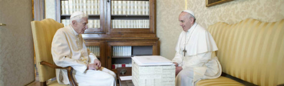 Encuentro del Papa Francisco y Benedicto XVI. REUTERS