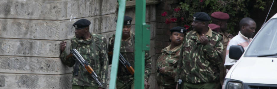 Las fuerzas y cuerpos de seguridad atrincherados entorno al centro comercial de Nairobi (Reuters)