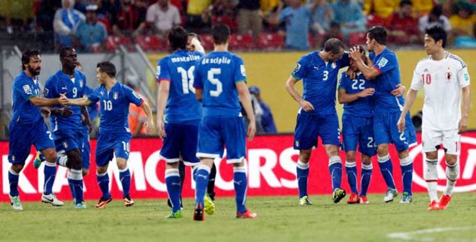 Italia celebra uno de sus goles ante Japón (Reuters)